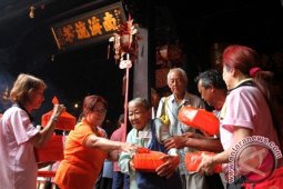 Warga Tionghoa Pangkalpinang Bagi Angpao Imlek