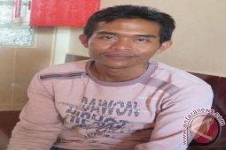 Pria Hindu Ikut Merawat Klenteng  Oleh Debby Hariyanti Mano