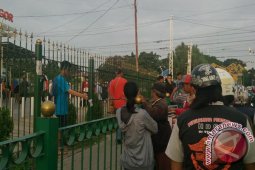 Pedagang Gunakan Tongsis Berjualan Di Pinggir Stasiun