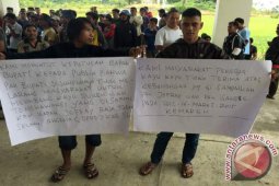 Puluhan Pekerja Mohon Larangan Penebangan Durian Dicabut