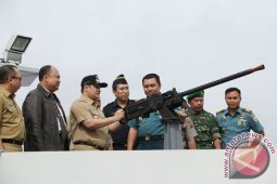 MEMEGANG SEJATA KAPAL PERANG