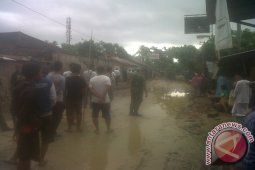 Warga Lombok Barat Tutup Akses Jalan Rusak