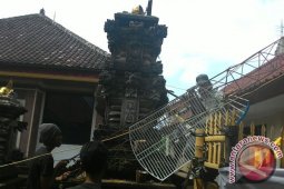 Antena PN Denpasar Roboh Timpa "Padmasana"