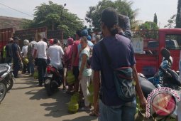 Warga Bogor Antri Dua Jam Demi Epliji