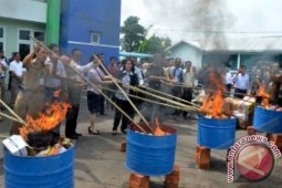 BC Pangkalpinang Musnahkan 1.000 Jarum Kecantikan Impor