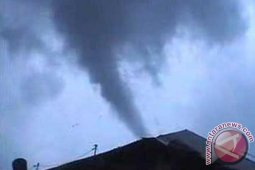 Angin puting beliung terjang dua desa di Kepahiang