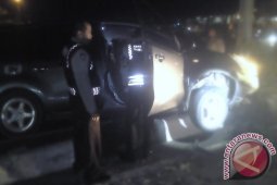 Diduga Mabuk Pengemudi Mobil Tabrak Median Jalan