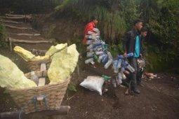 Bersih-Bersih Kawah Ijen