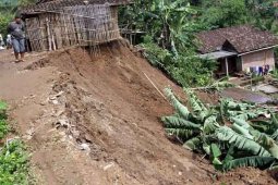 Warga Terisolasi Akibat Longsor