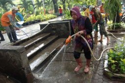 Walikota Bersihkan Taman Bungkul