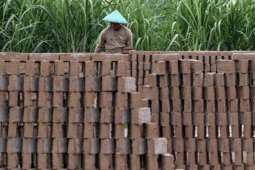 Produksi Batu Bata Terkendala Cuaca