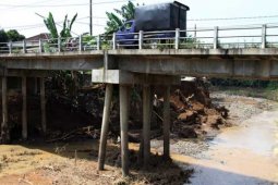 Penyangga Jembatan Tergerus Air Sungai