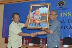 Cinderamata untuk Ketua PWI Jatim