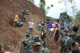 Gotong-Royong Bersihkan Tanah Longsor