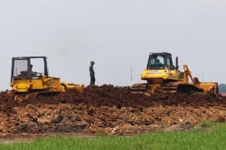 BPBD Jombang Kirimkan Ribuan Karung Atasi Tanggul Jebol