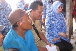 Bupati Kunjungi Korban Tanah Longsor