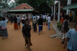 Warga Hindari Gas Air Mata