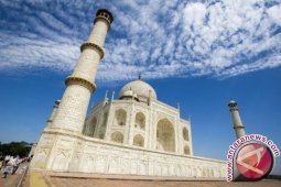 Pilar kuno batu pintu Taj Mahal roboh akibat badai