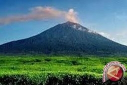 Pemandu gunung Kerinci mengeluh penutupan jalur pendakian