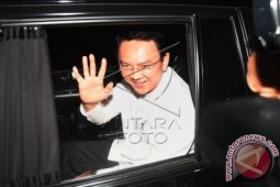 Ahok bantah adiknya notaris