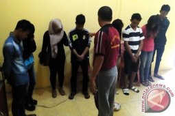 Empat Pasang Mahasiswi Tertangkap "Ngamar"