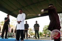 Enam Penjudi Jalani Eksekusi Cambuk di Aceh