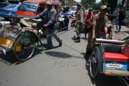 Satpol-PP Bekasi Jaring 22 Becak Pelanggar Perda