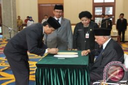 Gubernur Lantik Pimpinan BLUD RSUD A Wahab Sjahranie
