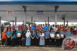 Bupati Melawi Berikan Bonus Ke Pelajar Berprestasi