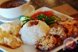 Polres Gorontalo Bagi Sahur Gratis Kepada Warga