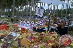 Umat Hindu Kalbar Gelar Ritual Melasti di Pantai Kijing