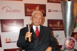 Awang Terima Penghargaan Obsession Award 2015