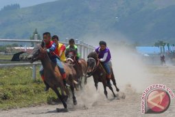 Pemkab Gencar Hijaukan Kawasan Pacuan Kuda