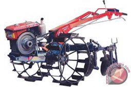 Kelompok Tani Terima Bantuan Traktor Dari Kementan