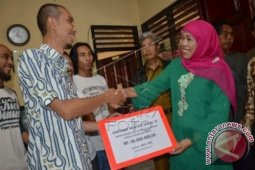 Menkes Diminta Tegur Mensos Karena Bagikan Rokok