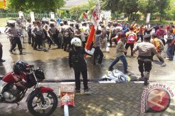 Demo tolak kedatangan Wapres mahasiswa-polisi bentrok