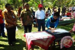 TANDA TANGANI BERITA ACARA PENYERAHAN