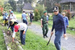 Gotong Royong Bersihkan Rumah Bolon Simalungun