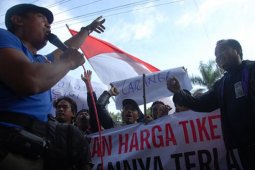 Tolak Kenaikan Tiket KA