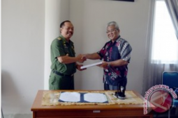 Wabup Sanggau Serahkan LKPD 2014 ke BPK RI