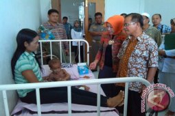 Wabup Melawi Serahkan Bantuan Ke Pasien Gizi Buruk