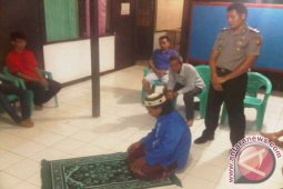 Sholat, "Hukuman" Bagi Preman Oleh Kapolsek Teluk Batang