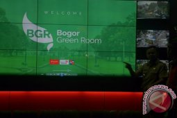 Bima Arya Awasi Taman Melalui Ponsel Pintar
