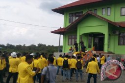 Mahasiswa Segel Gedung Rektor UTU Meulaboh