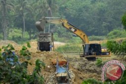 Deru eskavator tak berhenti keruk pasir emas
