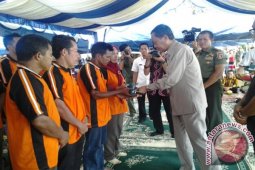 GUBERNUR SERAHKAN BANTUAN