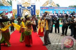 MENARI BERSAMA GUBERNUR
