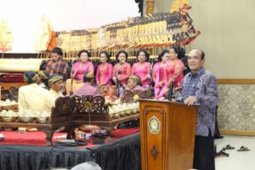 Sekolah Pascasarjana UP Tampilkan Sinden Asing