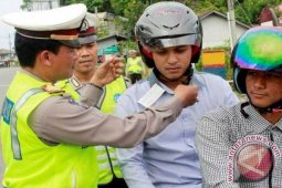 Polantas Aceh Selatan Bagikan Helm Gratis