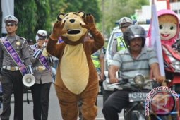 Polisi Abdya Tertibkan Lalu Lintas Dengan Cara Unik
